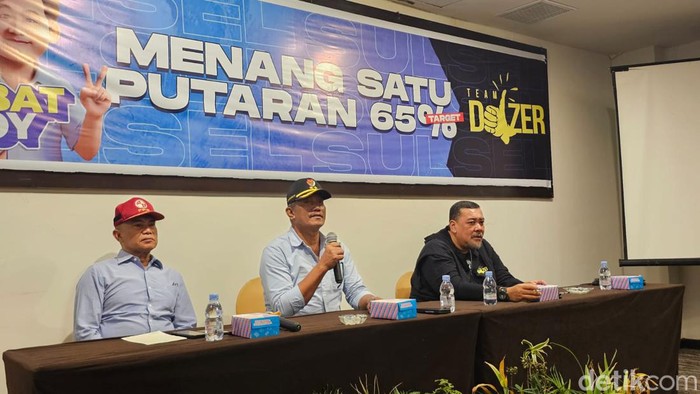 TKD Prabowo-Gibran Sulsel bersama relawan menggelar konferensi pers jelang kedatangan calon presiden (capres) nomor urut 2 Prabowo Subianto di Makassar besok, Jumat (2/2/2024).