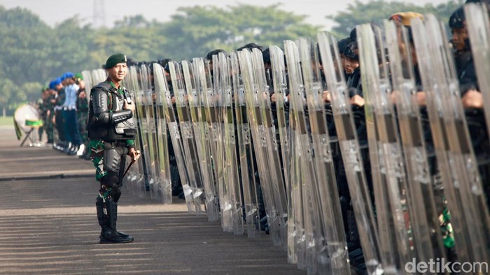 TNI menggelar apel gelar pasukan pengamanan Pemilu 2024 di Taxy Way Echo Halim Perdanakusuma, Jakarta Timur, Kamis (1/2/2024). Kegiatan ini digelar sebagai upaya mendukung kelancaran pesta demokrasi.