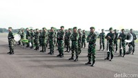 Para personel tampak menyimak arahan yang disampaikan pemimpin apel yaitu Pangdam Jaya Mayjen TNI Mohamad Hasan.