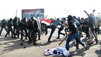 Simulasi ini menggambarkan massa melakukan penyerangan terhadap petugas yang berjaga.