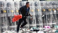 Kerusuhan terjadi lantaran massa yang tidak puas atas hasil penghitungan suara.