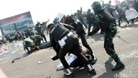 Beberapa orang diamankan buntut aksi unjuk rasa tersebut.