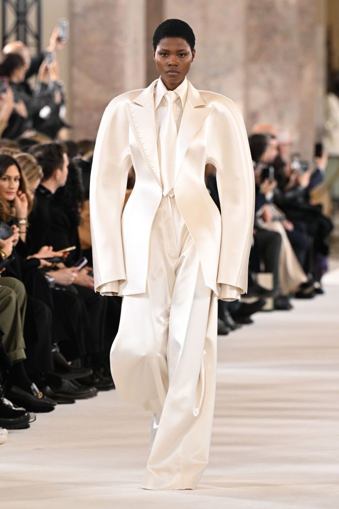 Tren Fashion 2024 - Lengan Dramatis Model on the runway at Schiaparelli Couture Spring 2024 as part of Paris Couture Fashion Week held at Petit Palais on January 22, 2024 in Paris, France. (Photo by Giovanni Giannoni/WWD via Getty Images)