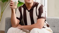 Vidi Aldiano pernah didapuk menjadi brand ambassador coffee shop populer di Indonesia. Ia berkolaborasi dengan mengeluarkan beberapa menu istimewa. Foto: Instagram @vidialdiano