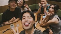 Selama 3 tahun terakhir Vidi berjuang melawan kankernya. Ia tak memperlihatkan sakitnya dan tampak seru berkumpul bersama sang istri, Sheila Dara dan teman-temannya yang lain. Foto: Instagram @vidialdiano