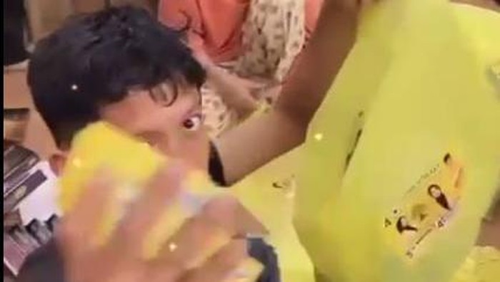 Viral rumah dinas Bupati Rokan Hilir jadi gudang bantuan dari caleg. (Istimewa)