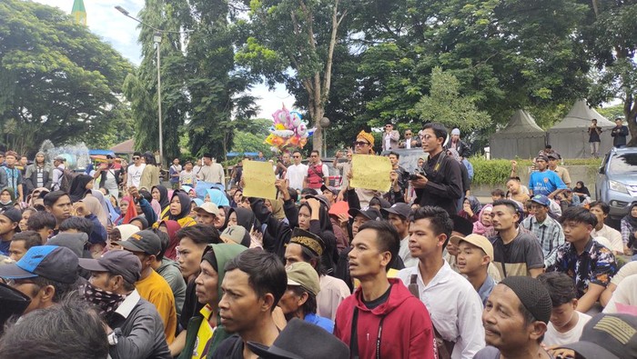 Warga Desa Tambak demo tuntut ganti rugi fasum dan fasos terdampak Waduk Karian. (Fathul Rizkoh/detikcom)