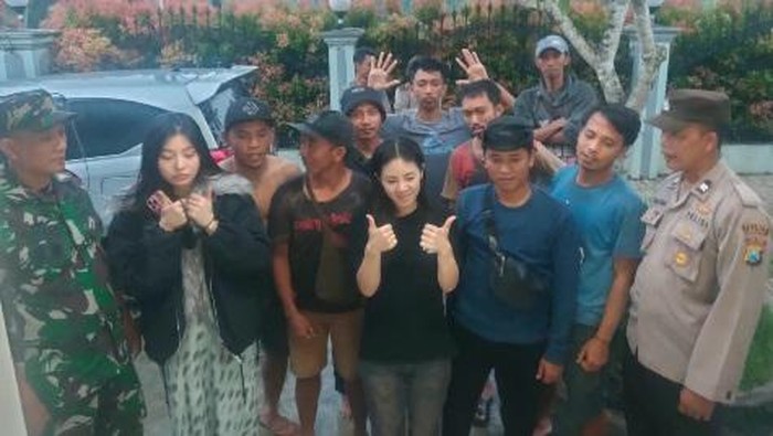 Wisatawan yang sempat terjebak banjir lahar hujan Gunung Semeru di Air Terjun Tumpak Sewu, Lumajang.