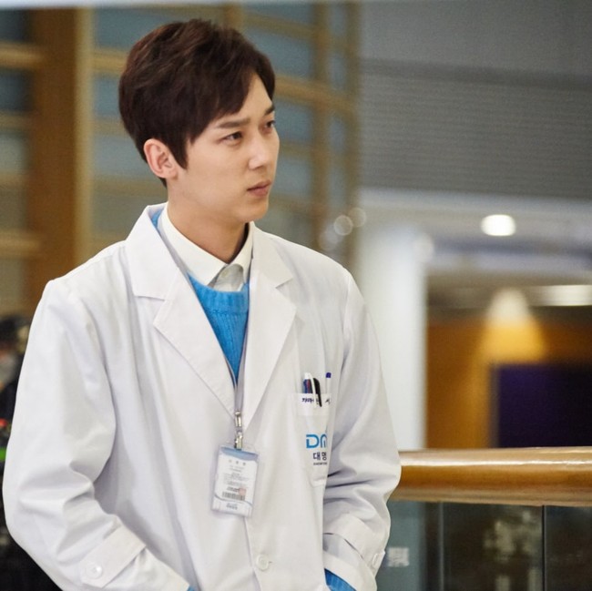 Yoon Jong Hoon sudah berulang kali jadi dokter seperti di drakor Emergency Couple, Find Me in Your Memory, Extraordinary You, hingga The Penthouse. Tak mengherankan jika sang aktor disebut “spesialis dokter.” Foto: Instagram