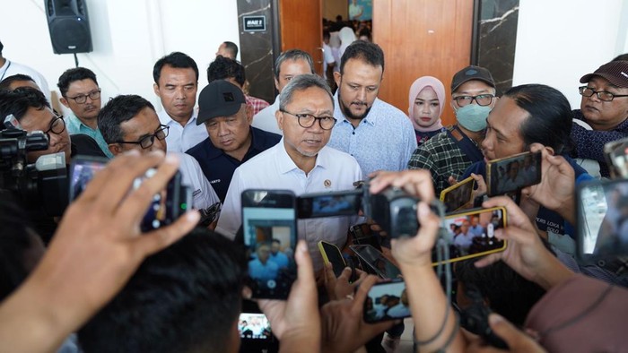 Mendag Zulkifli Hasan menjawab tudingan kampanye colongan dalam acara sosialisasi dengan pedagang pasar yang tergabung di dalam APPSI.