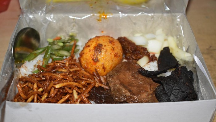 Momen Ayah Hobi Bawakan Nasi Berkat untuk Anak Bikin Haru