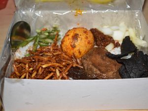 Momen Ayah Hobi Bawakan Nasi Berkat untuk Anak Bikin Haru