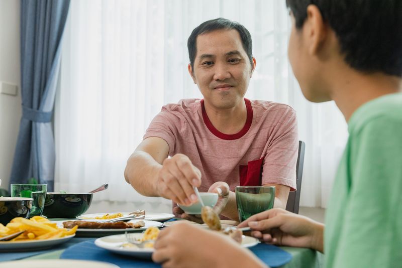 Momen Ayah Hobi Bawakan Nasi Berkat untuk Anak Bikin Haru