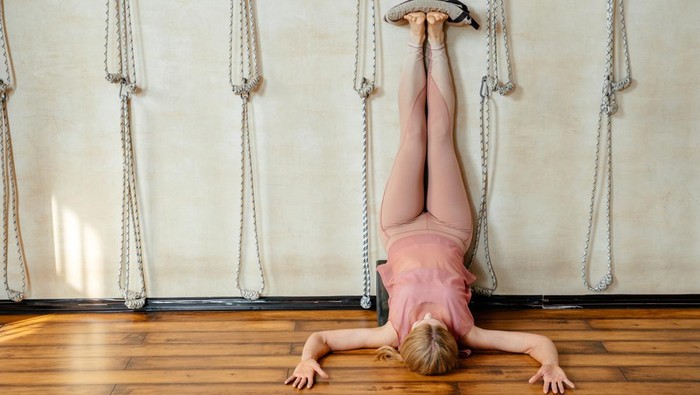 Harus Berapa Lama Angkat Kaki ke Tembok Biar Efeknya Maksimal?