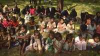 Mereka lalu dikumpulkan di pinggir pantai. Mereka duduk di tanah dalam empat kelompok yakni pria dewasa, perempuan dewasa, anak laki-laki dan anak perempuan. (AP Photo/Husna Mura)  