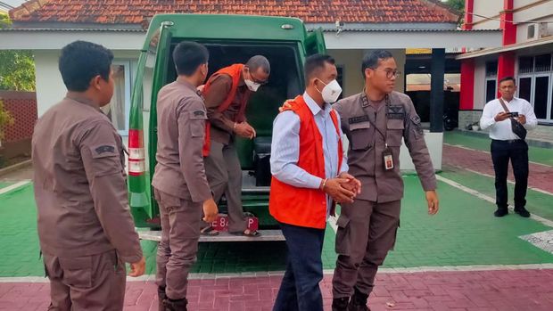 2 perangkat Desa Sawoo pelaku pungli segel tanah PTSL ditahan