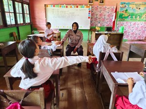 Kiprah Aiptu Fransisca Bantu Pendidikan Anak-anak di Lamandau