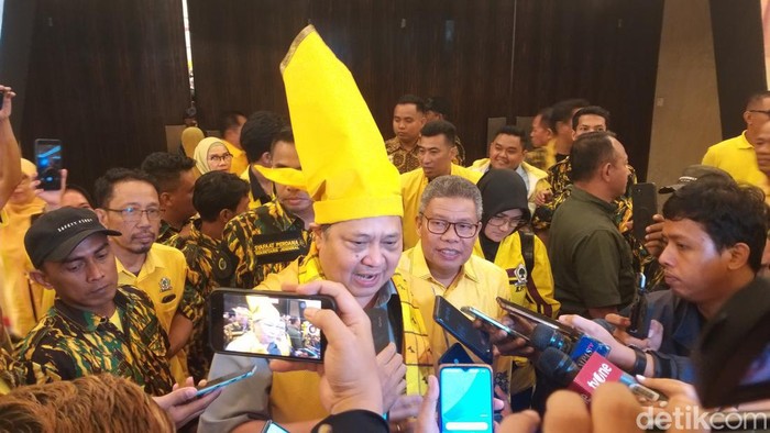 Ketua Umum Golkar Airlangga Hartarto menghadiri rapat konsolidasi partai se-Indonesia Timur di Hotel Claro, Makassar, Sulawesi Selatan (Sulsel).