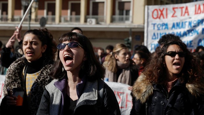 Greek university students clash with riot police amid tear gas,during a demonstration against a planned bill which opens the way for the operation of private universities, in Athens, Greece, February 1, 2024. REUTERS/Louisa Gouliamaki TPX IMAGES OF THE DAY