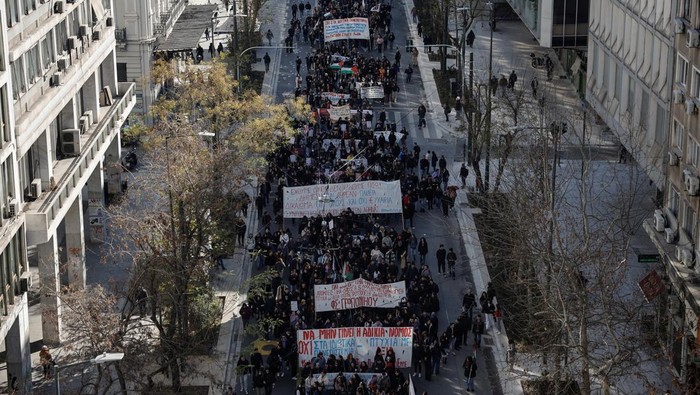 Aksi Mahasiswa Tolak Universitas Swasta di Yunani Berujung Bentrok Greek university students clash with riot police amid tear gas,during a demonstration against a planned bill which opens the way for the operation of private universities, in Athens, Greece, February 1, 2024. REUTERS/Louisa Gouliamaki TPX IMAGES OF THE DAY