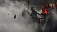 Partai oposisi utama sayap kiri, Syriza, mengatakan bahwa RUU universitas akan menjadi “batu nisan” bagi pendidikan publik, mengingat Yunani tidak memiliki universitas negeri yang membayar biaya seperti banyak negara Eropa lainnya.