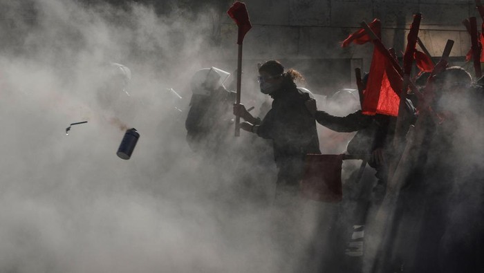 Greek university students clash with riot police amid tear gas,during a demonstration against a planned bill which opens the way for the operation of private universities, in Athens, Greece, February 1, 2024. REUTERS/Louisa Gouliamaki     TPX IMAGES OF THE DAY