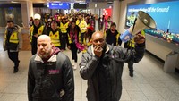 Pekerja keamanan penerbangan mengambil bagian dalam pemogokan yang diserukan oleh serikat pekerja Jerman Verdi, di Frankfurt, Jerman, Kamis (1/2/2024). Aksi itu menyebabkan pesawat dilarang terbang dan penumpang tidak yakin rencana perjalanan mereka dapat dilanjutkan.