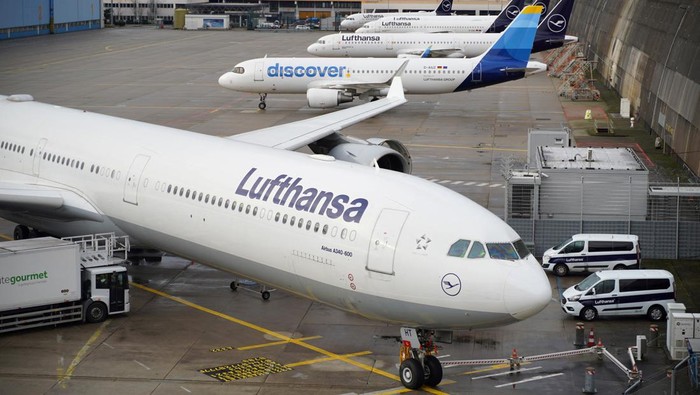 Travellers wait at Frankfurt airport on the day of a strike by aviation security workers called by German trade union Verdi, in Frankfurt, Germany, February 1, 2024. REUTERS/Timm Reichert