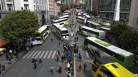 Sopir bus di Bolivia melakukan aksi protes dengan memblokir jalan selama berhari-hari.  