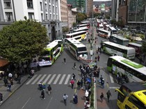 Aksi Protes Sopir di Bolivia Blokir Jalan dengan Bus