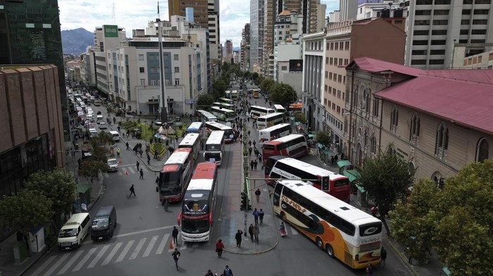 Aksi Protes Sopir di Bolivia Blokir Jalan dengan Bus Buses block a street after they were parked by their drivers to protest days of roadblocks by supporters of former President Evo Morales in La Paz, Bolivia, Thursday, Feb. 1, 2024. Morales supporters are blocking roads to demand the resignation of judges and demand judicial elections. (AP Photo/Juan Karita)