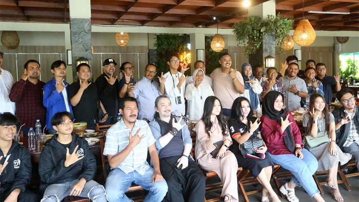 Alam Ganjar menggelar diskusi dengan para pelaku UMKM, pegiat lingkungan, dan seniman di Tangerang, Kamis (1/2/2024). Selain itu, Alam Ganjar juga main basket bareng pelajar.
