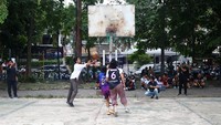 Alam Ganjar juga bermain basket dalam kegiatannya di Tangerang.