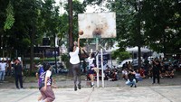 Alam Ganjar bermain basket dengan sejumlah pelajar di Tangerang.