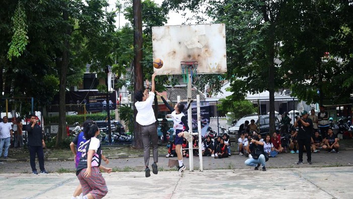 Alam Ganjar Diskusi Bareng Pelaku UMKM dan Main Basket di Tangerang Alam Ganjar menggelar diskusi dengan para pelaku UMKM, pegiat lingkungan, dan seniman di Tangerang, Kamis (1/2/2024). Selain itu, Alam Ganjar juga main basket bareng pelajar.