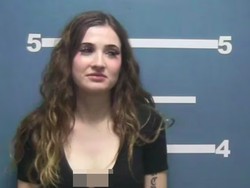 Potret Wanita yang Viral Setelah Ditangkap Polisi, Disebut Pencuri Hati