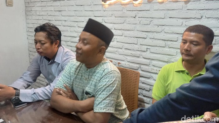 Kuasa hukum Almas Tsaqibbirru Re A, Arif Sahudi, saat konferensi pers di Rumah Makan Ayam Betutu Bli Yani Solo, Jumat (2/2/2024).