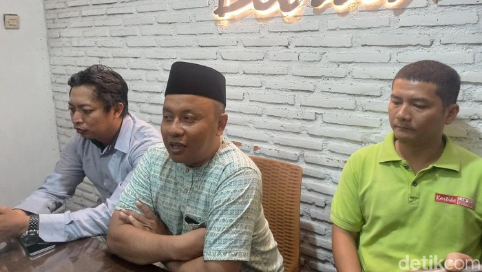 Kuasa hukum Almas Tsaqibbirru Re A, Arif Sahudi, saat konferensi pers di Rumah Makan Ayam Betutu Bli Yani Solo, Jumat (2/2/2024).