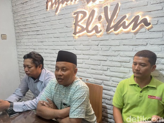 Kuasa hukum Almas Tsaqibbirru Re A, Arif Sahudi, saat konferensi pers di Rumah Makan Ayam Betutu Bli Yani Solo, Jumat (2/2/2024).