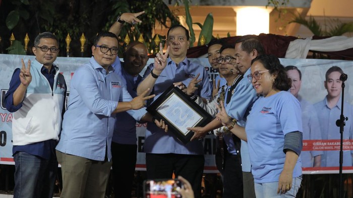 Wakil Sekretaris TKN Eddy Budiyarso saat menerima deklarasi dari Dukungan dari Alumni UKI Jakarta di depan kediaman Prabowo, Kawasan Kertanegara, Jakarta, Jumat (2/1/2024).