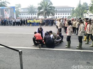 Apel Siaga Bencana di Depan Gedung Sate, Seorang Relawan Mendadak Ambruk