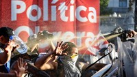 Milei berpendapat bahwa tanpa perangkat peraturan ini, Argentina tidak akan mampu membalikkan penderitaan ekonominya dan akan menuju hiperinflasi dengan dampak sosial yang tidak dapat diprediksi.