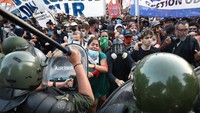 Demonstran dan polisi anti huru hara bentrok di Buenos Aires pada Kamis (1/2) untuk hari kedua berturut-turut ketika Kongres Argentina memperdebatkan rancangan undang-undang reformasi ekonomi yang dikenal sebagai RUU omnibus.