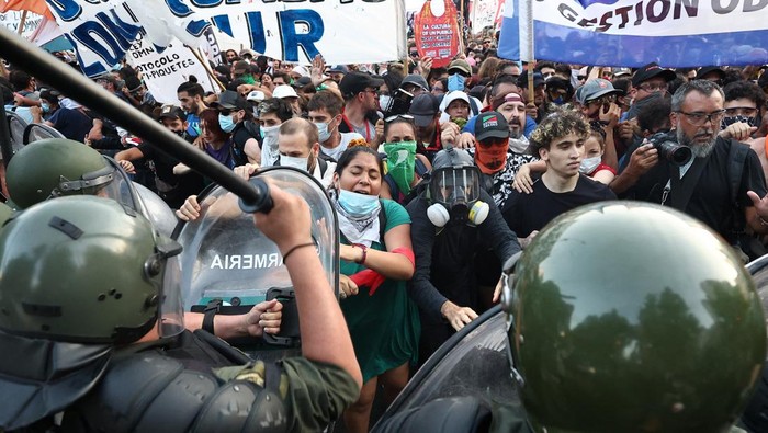 Demonstrators clash with law enforcement officers during a protest as lawmakers debate on Argentina's President Javier Milei's economic reform bill, known as the 