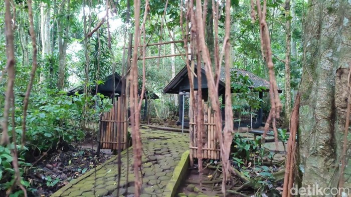 Astana Gede Kawali di Kabupaten Ciamis, merupakan situs peninggalan Kerajaan Galuh.