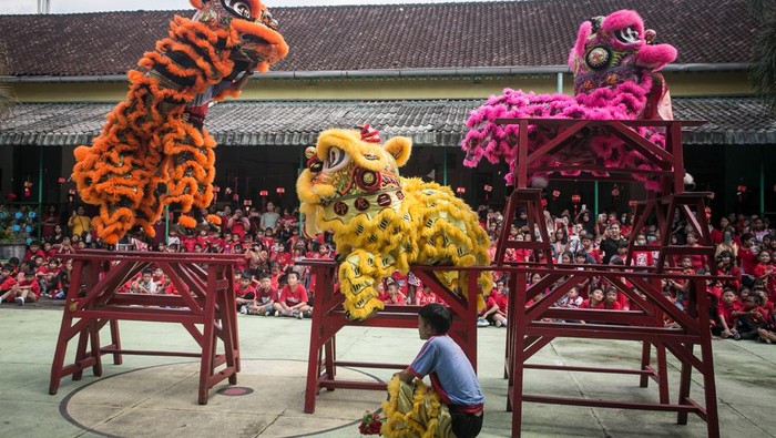 Siswa memberi angpao kepada barongsai usai beratraksi menghibur siswa di SD Warga, Solo, Jawa Tengah, Jumat (2/2/2024). Atraksi barongsai tersebut untuk memperkenalkan kesenian dan budaya Tionghoa kepada para siswa serta menyambut Tahun Baru Imlek. ANTARA FOTO/Mohammad Ayudha/tom.