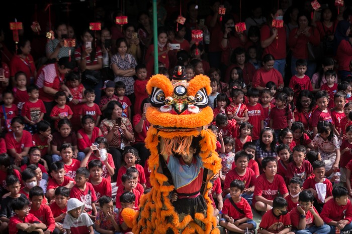Siswa memberi angpao kepada barongsai usai beratraksi menghibur siswa di SD Warga, Solo, Jawa Tengah, Jumat (2/2/2024). Atraksi barongsai tersebut untuk memperkenalkan kesenian dan budaya Tionghoa kepada para siswa serta menyambut Tahun Baru Imlek. ANTARA FOTO/Mohammad Ayudha/tom.