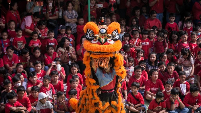 Siswa memberi angpao kepada barongsai usai beratraksi menghibur siswa di SD Warga, Solo, Jawa Tengah, Jumat (2/2/2024). Atraksi barongsai tersebut untuk memperkenalkan kesenian dan budaya Tionghoa kepada para siswa serta menyambut Tahun Baru Imlek. ANTARA FOTO/Mohammad Ayudha/tom.