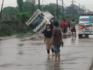 Jalan Sumput Masih Banjir Meski Baru Dicor, Warga Tagih Janji Pemkab Gresik