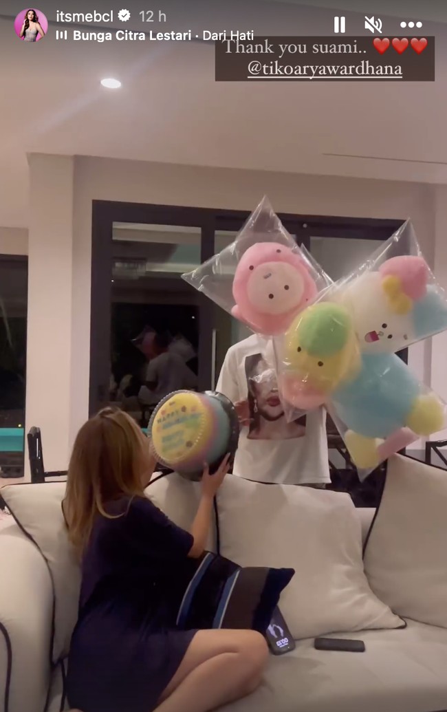 Sederhana namun romantis, Tiko membawakan BCL begitu banyak cotton candy. BCL yang melihat hal tersebut pun sempat terkejut. Rupanya cotton candy adalah salah satu makanan kesukaan BCL. Foto: Instagram/@itsmebcl